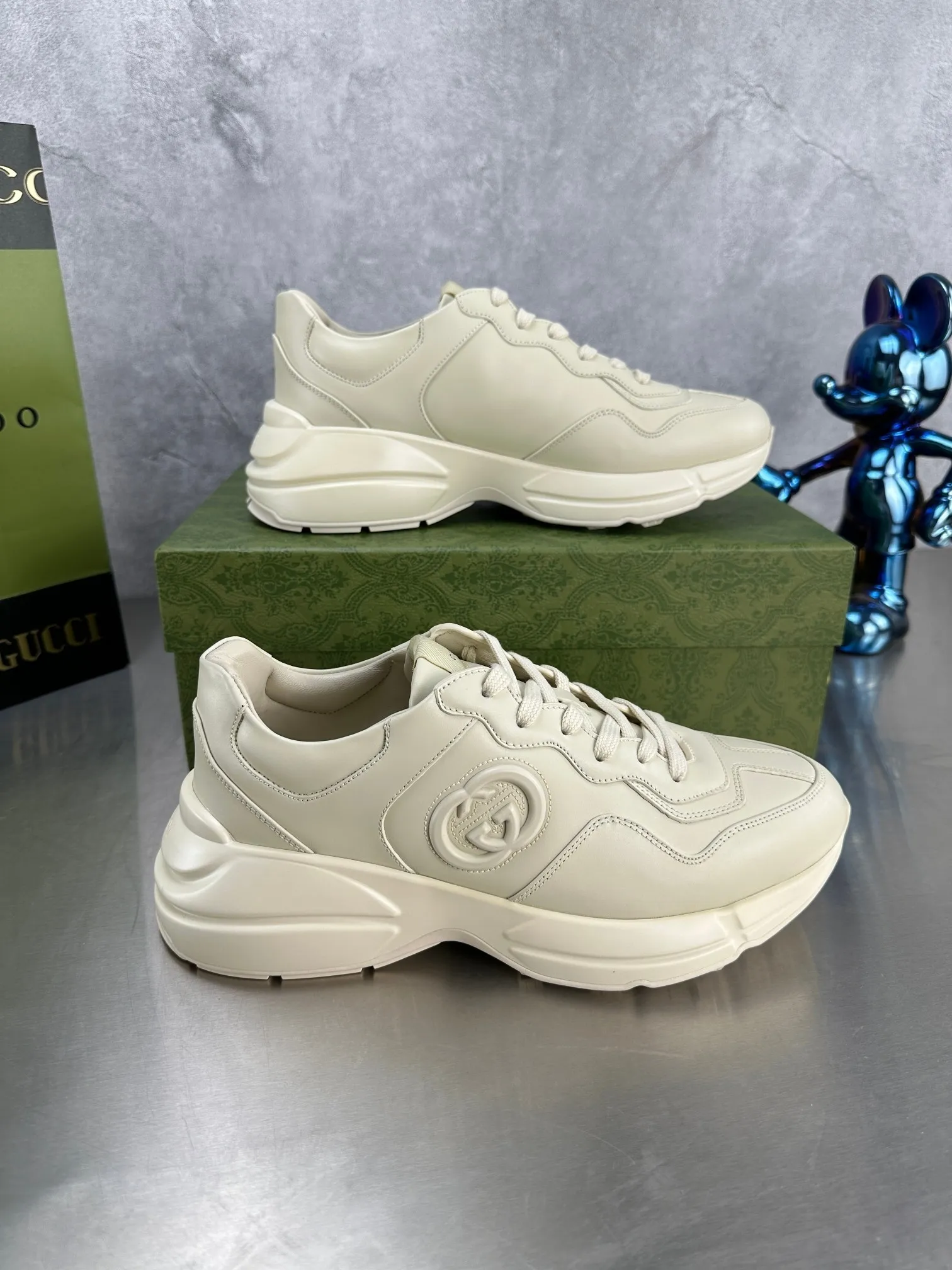 P800🔵GUCCI Italian Gucci dad shoes Top version 🔜Original quality🔜Purchasing level 2️⃣ years of experience in making dad shoes. It took more than 3 months of research and development to disassemble the original version, and it is finally available! The goods are worth looking forward to! 👫 style for couples 🔜Versatile in all seasons🔜 Fashion🔜 Personality 🔜Distinctive 🔵More than 100 layouts in the whole series, welcome to inquire for pictures Outsole: The latest original developed TPU Upper: Imported first-layer silk cowhide🐮 Lining: Original A-grade mixed sheepskin🐮 Foot: Original A-grade imported cowhide 💯Counter genuine complete package Midsole Latex pad with LOGO, last, oil edge, air pressure coding process, supports NFC anti-counterfeiting chip detection! Size: women’s code 34-41, men’s code 38-46 (women’s 34 41, men’s 38 46 customized)